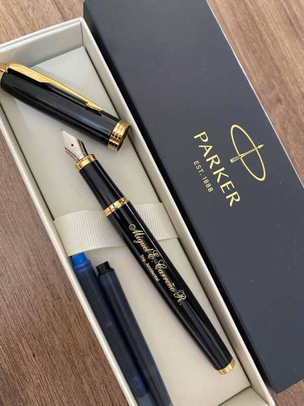 PLUMA PARKER IM NEGRO, ACABADO DORADO (Incluye personalización en láser) - Image 3